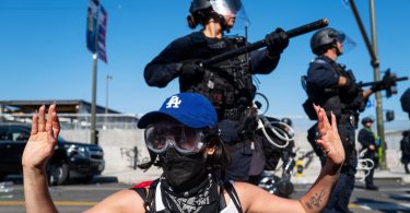 تظاهرات حاشدة protesting immigration raids تطالب بالمغادرة من وسط المدينة