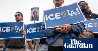 عائلات مُعتقلة في مداهمات ICE في لوس أنجلوس احتُجزت في أقبية مع قلة من الطعام والماء، وفقًا لمحامين | احتجاجات ICE في لوس أنجلوس