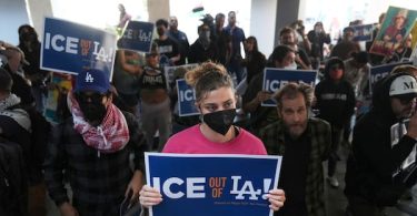 عشرات المعتقلين بتهمة انتهاك قوانين الهجرة في لوس أنجلوس