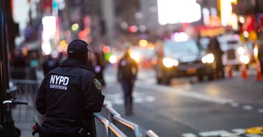متجر التطبيقات يحوّل مداهمات ICE إلى مهام مشفرة - تم توثيقها باللغة العربية