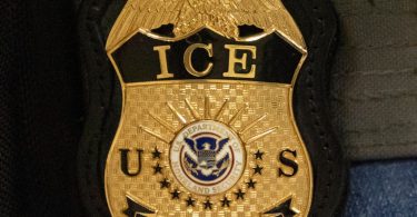 rewrite this title 85-year-old widow detained by ICE returns home, France's foreign minister says in ARABIC