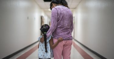 هل من القانوني عبور الحدود الأمريكية لطلب اللجوء؟