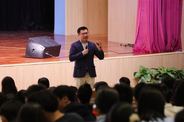 وان شياو فنغ يتحدث إلى مجموعة من طلاب المدارس الثانوية وأسرهم في مدينة نينغبو بمقاطعة تشجيانغ شرقي الصين في أبريل 2025