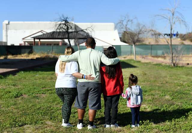 أخيراً تمكنت عائلة من طالبي اللجوء من الوصول إلى بر الأمان. 