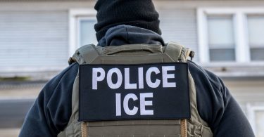 وتقول المصادر إن إدارة الهجرة والجمارك تدخل المنازل دون أوامر قضائية منذ الصيف الماضي