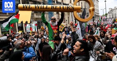 عشرات الآلاف يتظاهرون في لندن في احتجاجات منفصلة بشأن الهجرة والمؤيدة للفلسطينيين